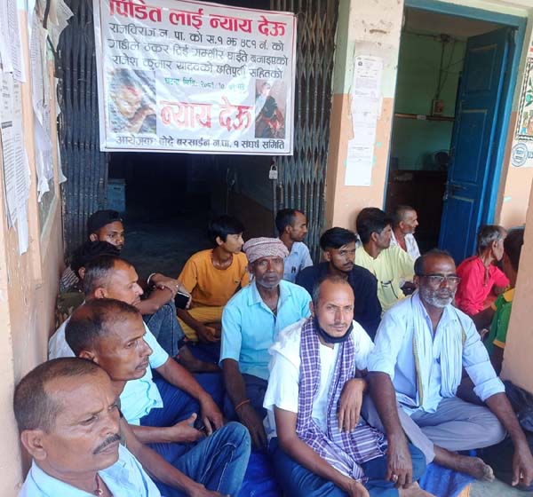 रावि नपाको गाडीको ठक्करबाट घाइते भएका किशोरको उपचार खर्चको माग गर्दै धर्ना